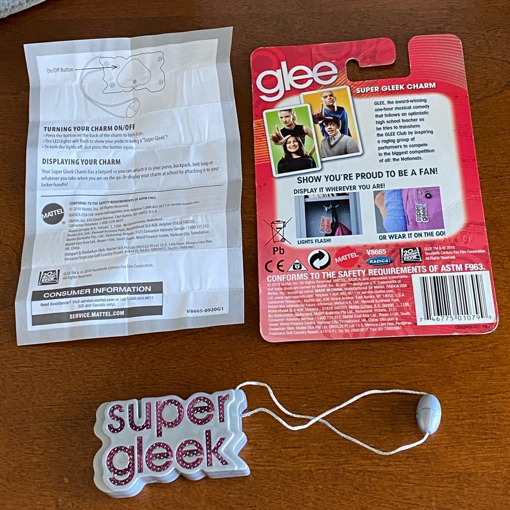 TV series Glee Flasing Super Gleek charm.  Ages 12+.  From 2010 TV Series Glee. - Picture 7 of 12
